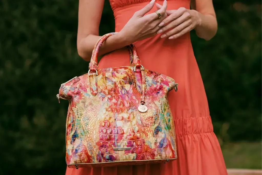 How to Match the Color of Your Handbag With an Outfit